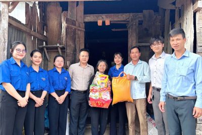 TRAO QUÀ TẾT CHO CÁC GIA ĐÌNH CÓ HOÀN CẢNH KHÓ KHĂN TẠI BUÔN KẾT NGHĨA ĐẮK TRO